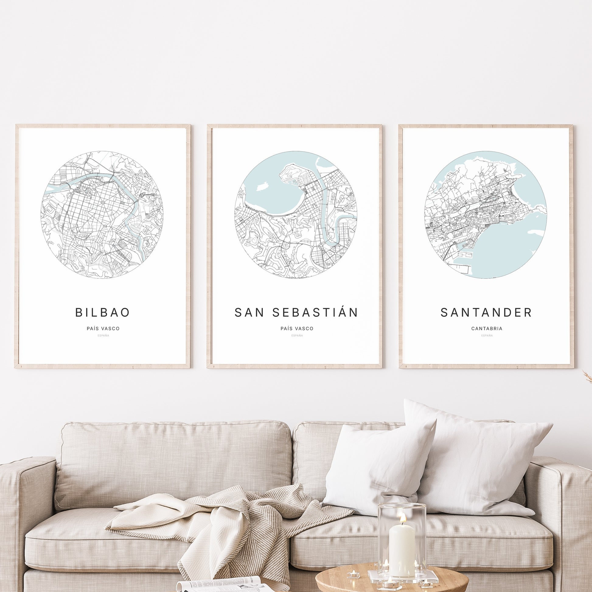 Trio d'affiches de San Sebastián, Bilbao et Santander dans un salon.
