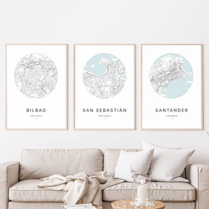 Trio d'affiches de San Sebastián, Bilbao et Santander dans un salon.