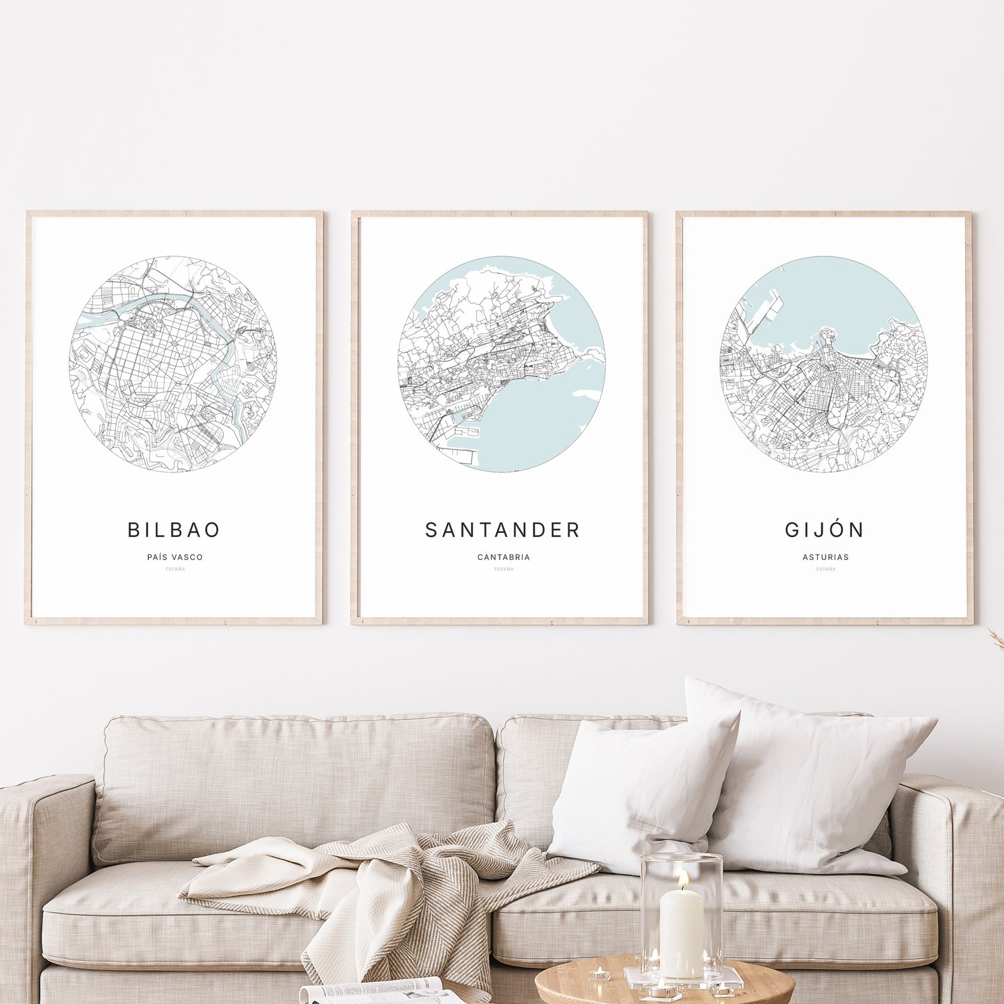 Trio d'affiches de Santander, Bilbao et Gijón dans un salon.