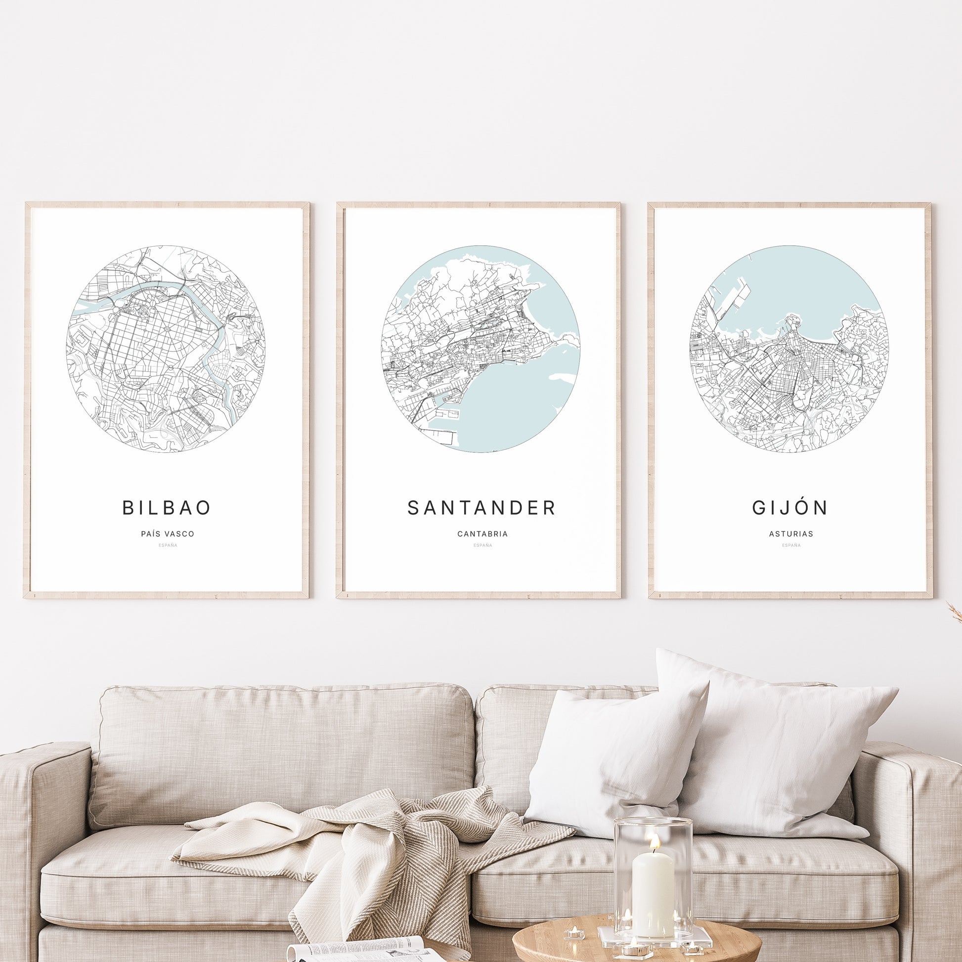 Trio d'affiches de Santander, Bilbao et Gijón dans un salon.