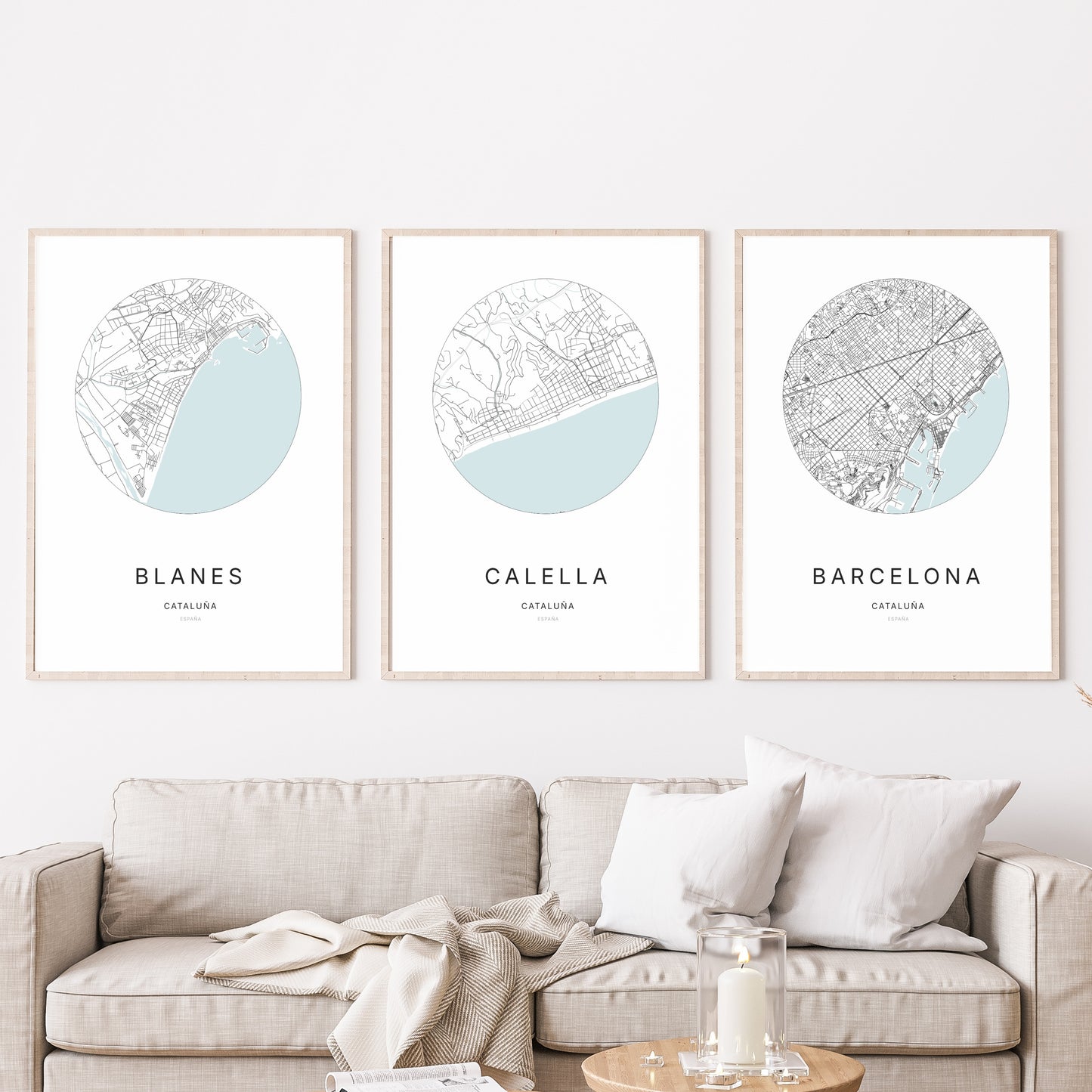 Trio d'affiches de Calella, Blanes et Barcelona dans un salon.