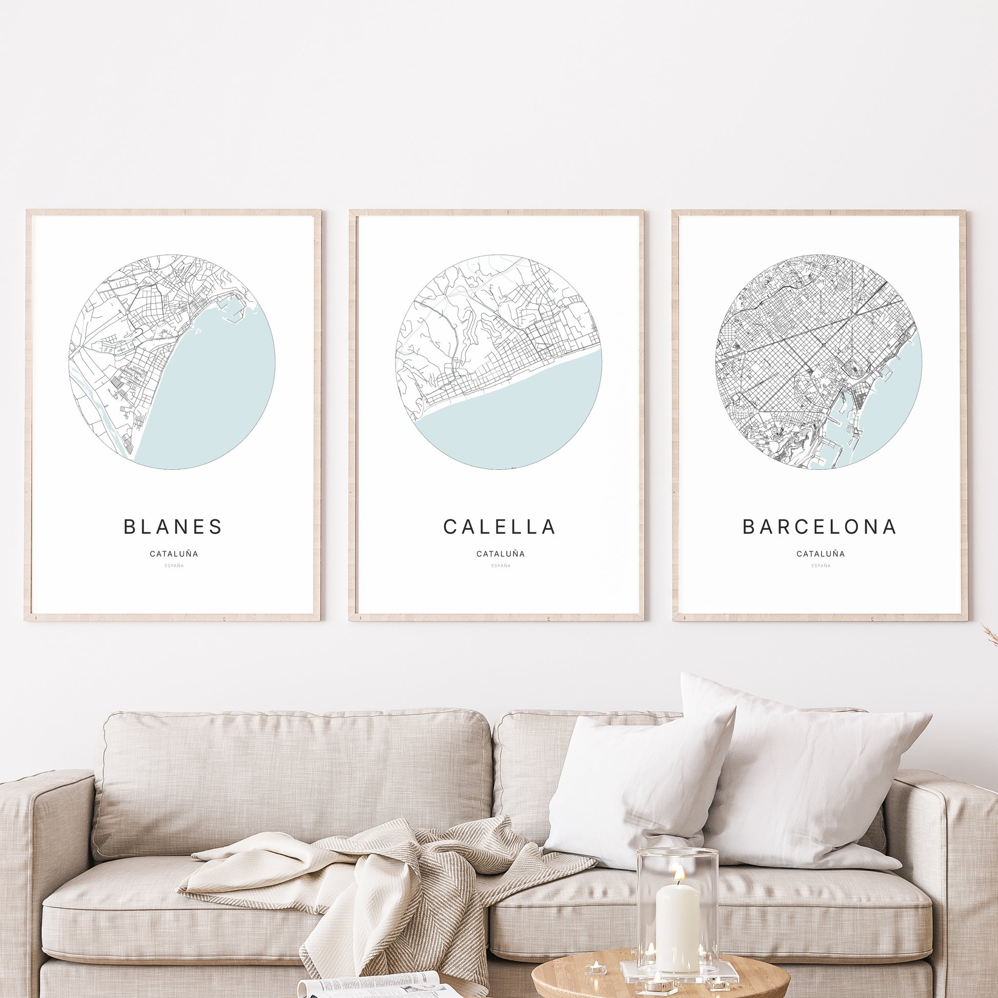 Trio d'affiches de Calella, Blanes et Barcelona dans un salon.