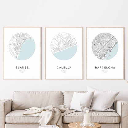 Trio d'affiches de Calella, Blanes et Barcelona dans un salon.