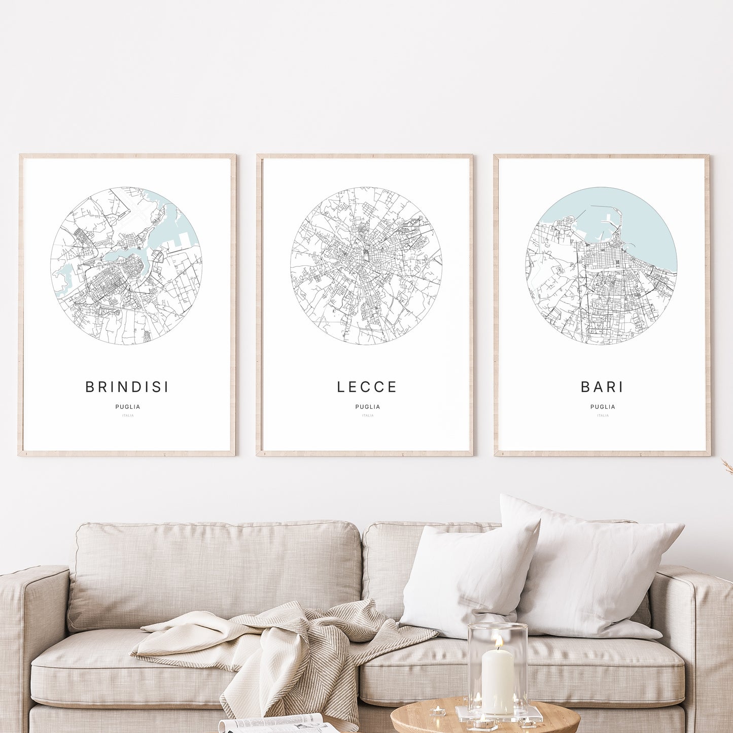 Trio d'affiches de Lecce, Brindisi et Bari dans un salon.
