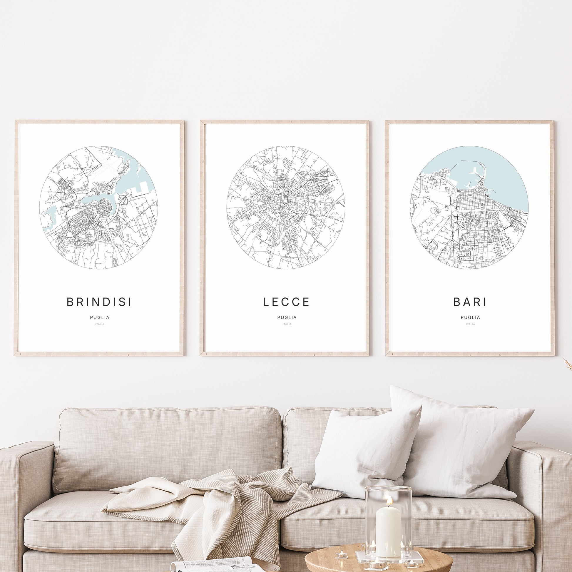 Trio d'affiches de Lecce, Brindisi et Bari dans un salon.