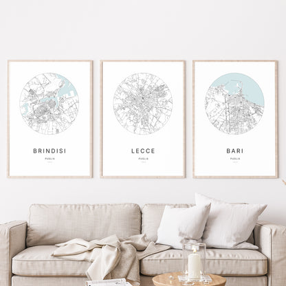 Trio d'affiches de Lecce, Brindisi et Bari dans un salon.