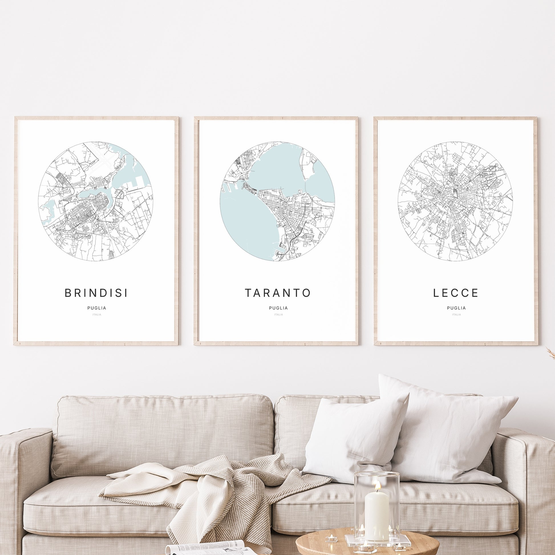 Trio d'affiches de Taranto, Brindisi et Lecce dans un salon.