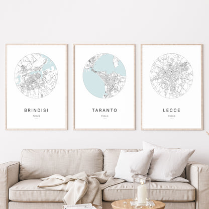 Trio d'affiches de Taranto, Brindisi et Lecce dans un salon.
