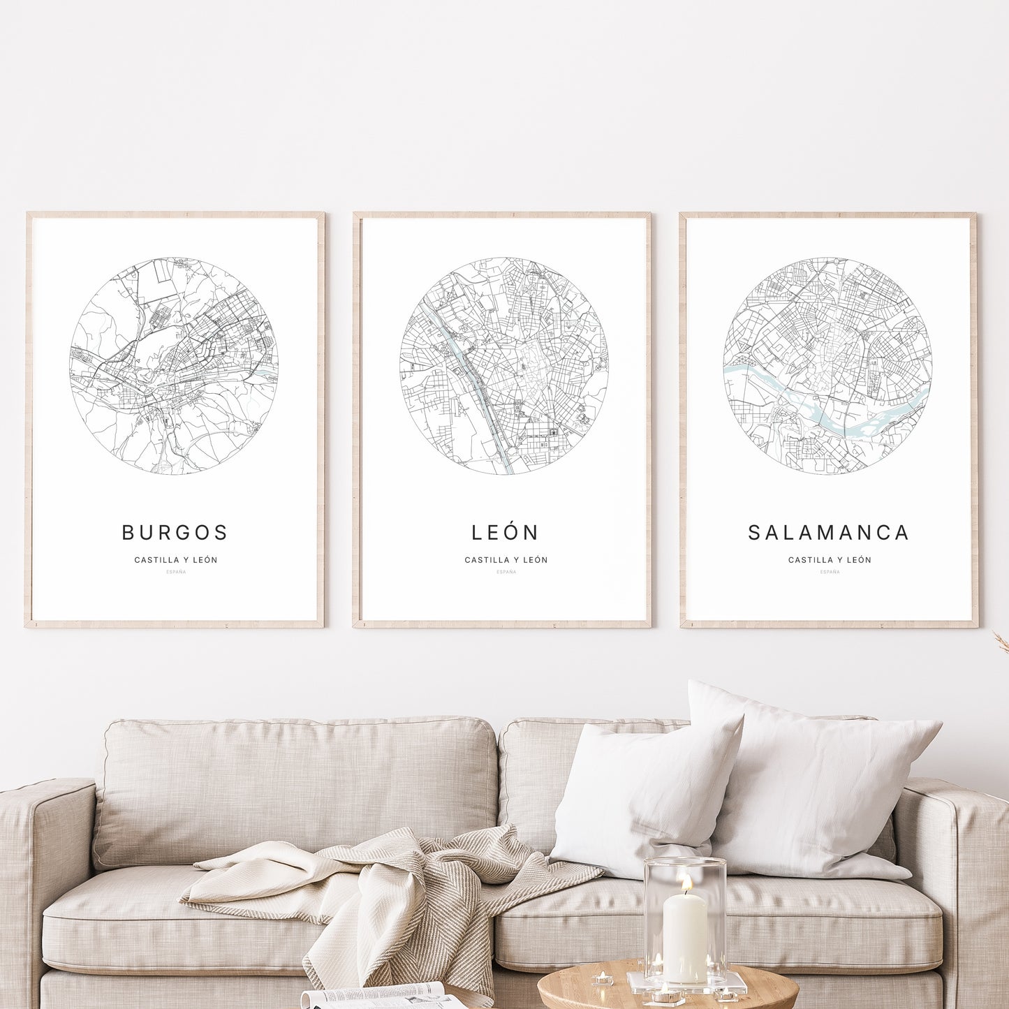 Trio d'affiches de León, Burgos et Salamanca dans un salon.