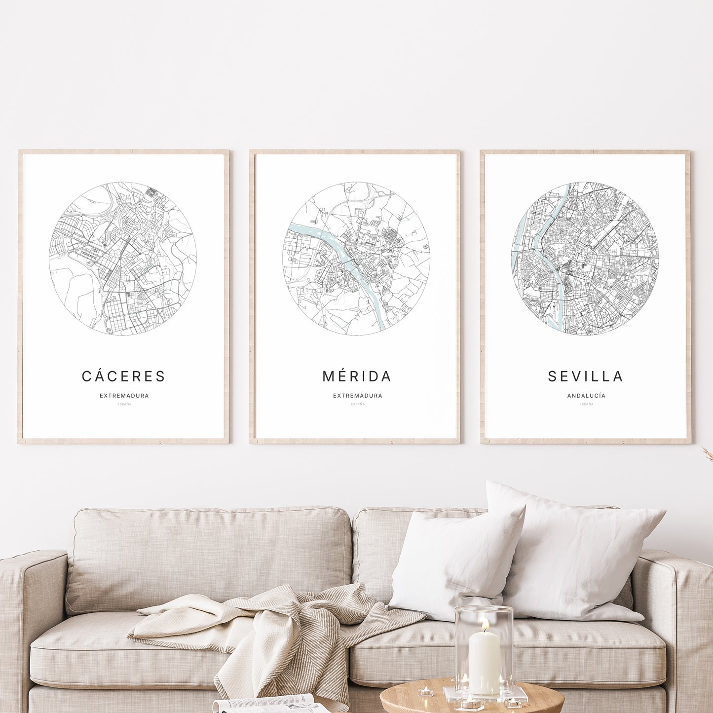 Trio d'affiches de Mérida, Cáceres et Sevilla dans un salon.