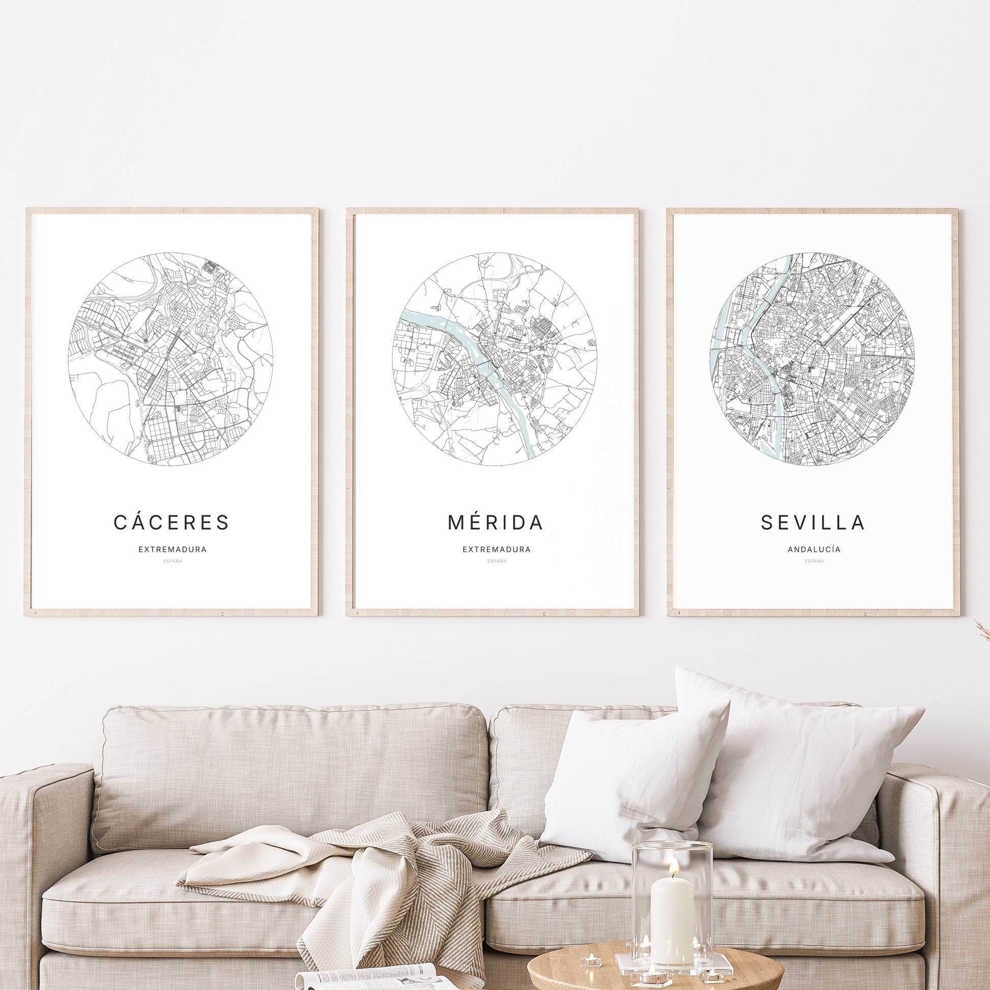 Trio d'affiches de Mérida, Cáceres et Sevilla dans un salon.