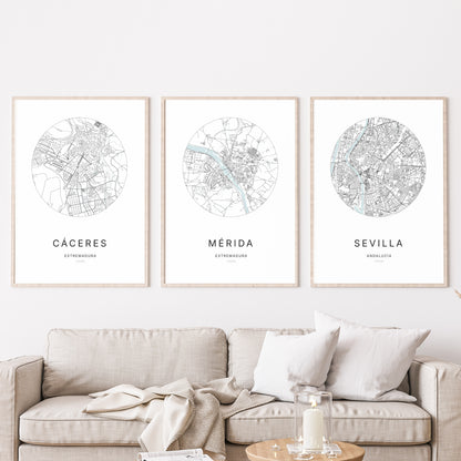 Trio d'affiches de Mérida, Cáceres et Sevilla dans un salon.