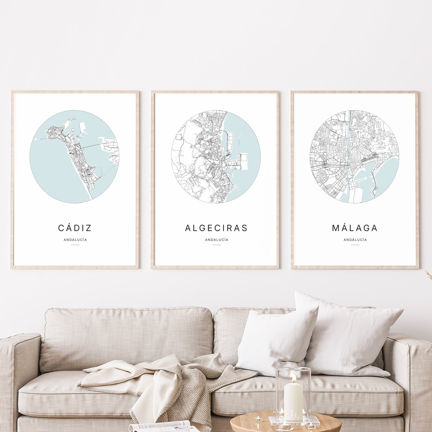 Trio d'affiches d'Algeciras, Cádiz et Málaga dans un salon.