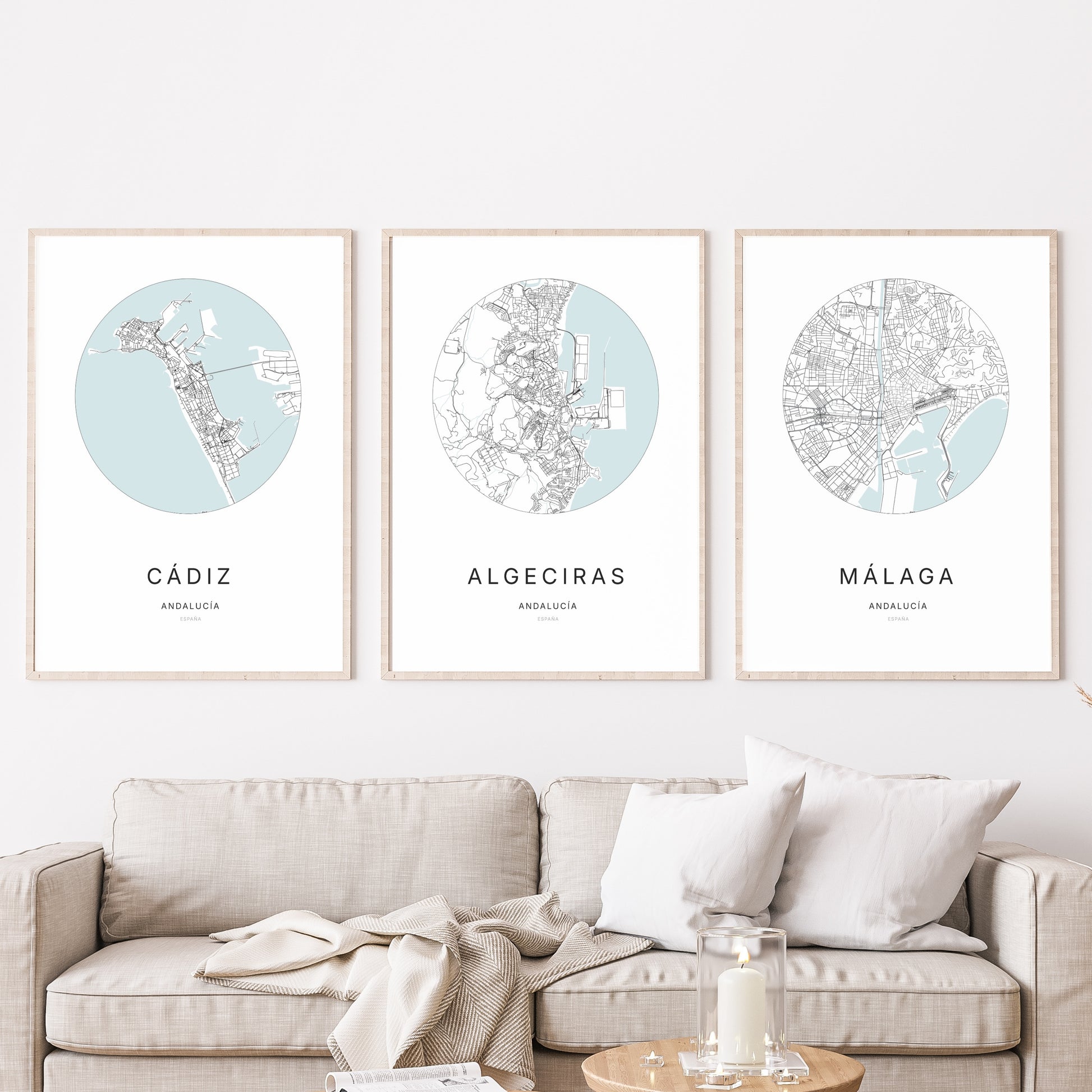 Trio d'affiches d'Algeciras, Cádiz et Málaga dans un salon.