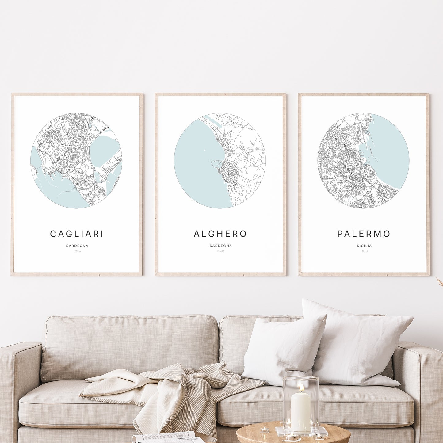 Trio di poster di Alghero, Cagliari e Palermo in un soggiorno.