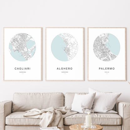 Trio di poster di Alghero, Cagliari e Palermo in un soggiorno.