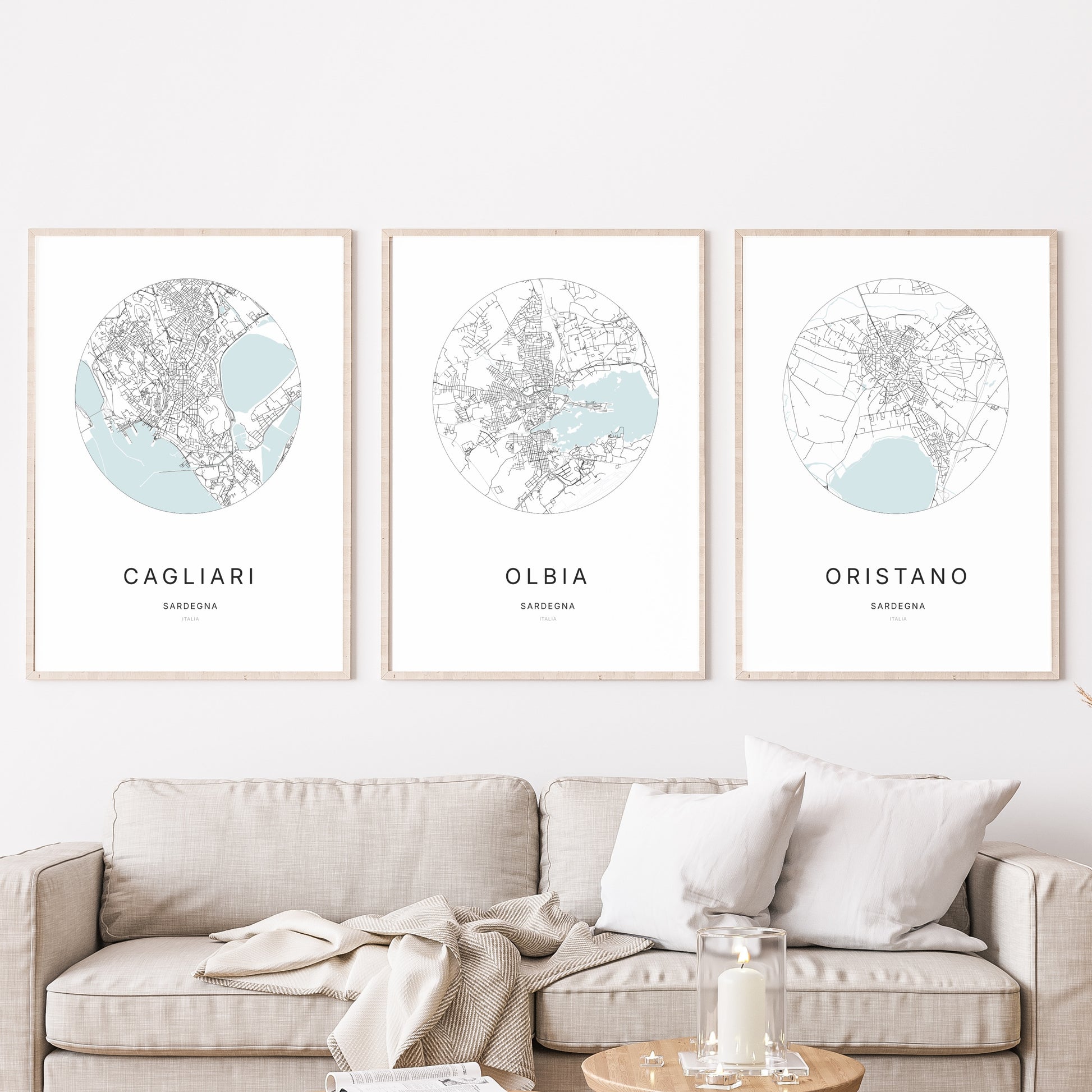Trio d'affiches d'Olbia, Cagliari et Oristano dans un salon.
