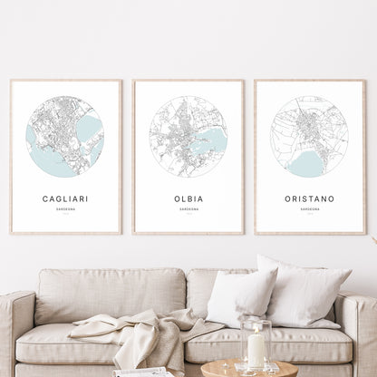 Trio d'affiches d'Olbia, Cagliari et Oristano dans un salon.
