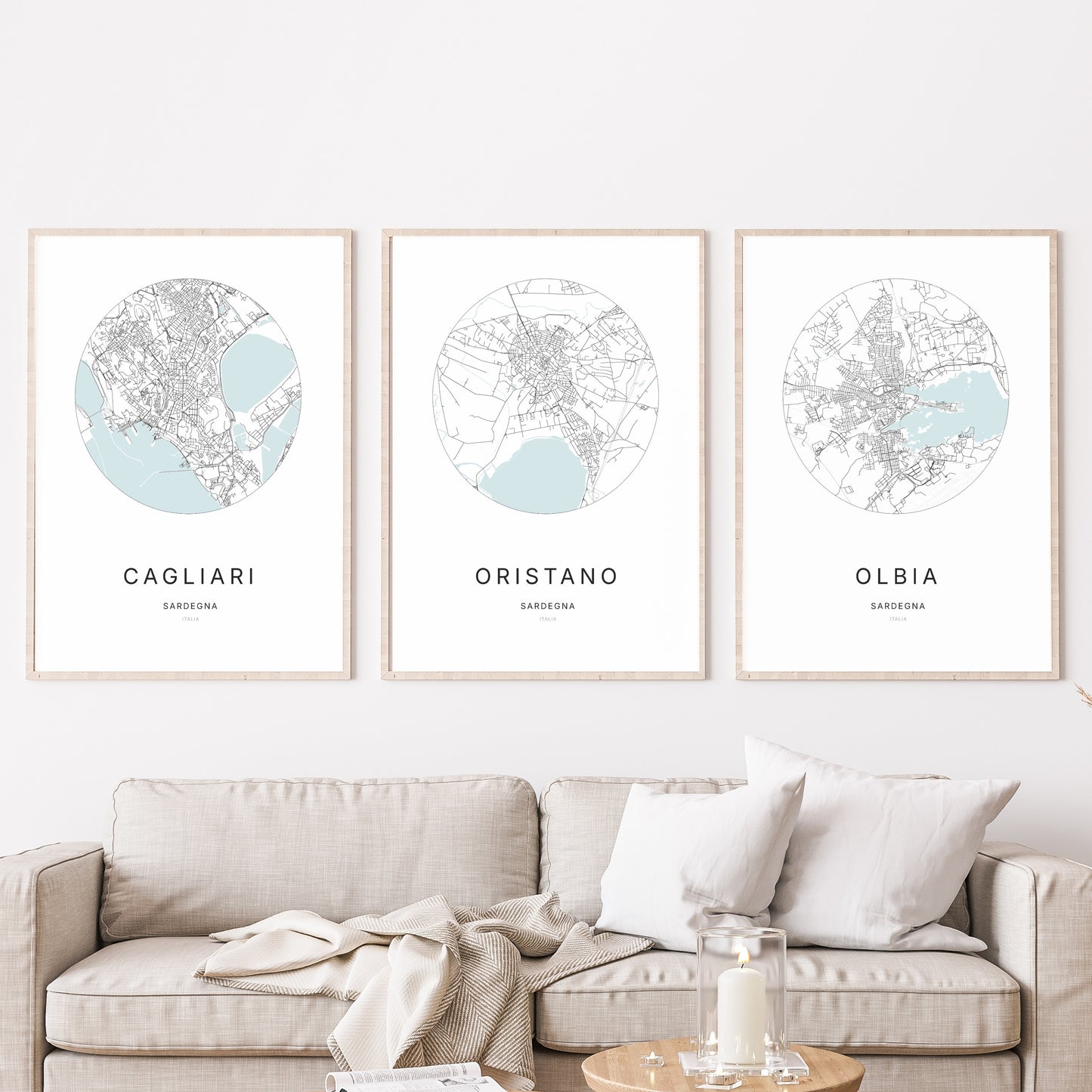 Trio di poster di Oristano, Cagliari e Olbia in un soggiorno.