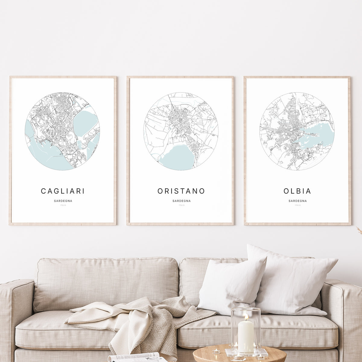 Trio di poster di Oristano, Cagliari e Olbia in un soggiorno.