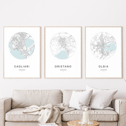 Trio di poster di Oristano, Cagliari e Olbia in un soggiorno.