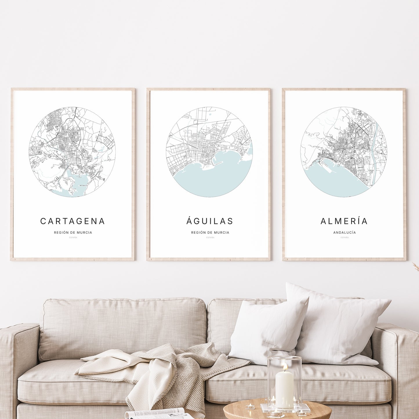 Trio d'affiches d'Águilas, Cartagena et Almería dans un salon.