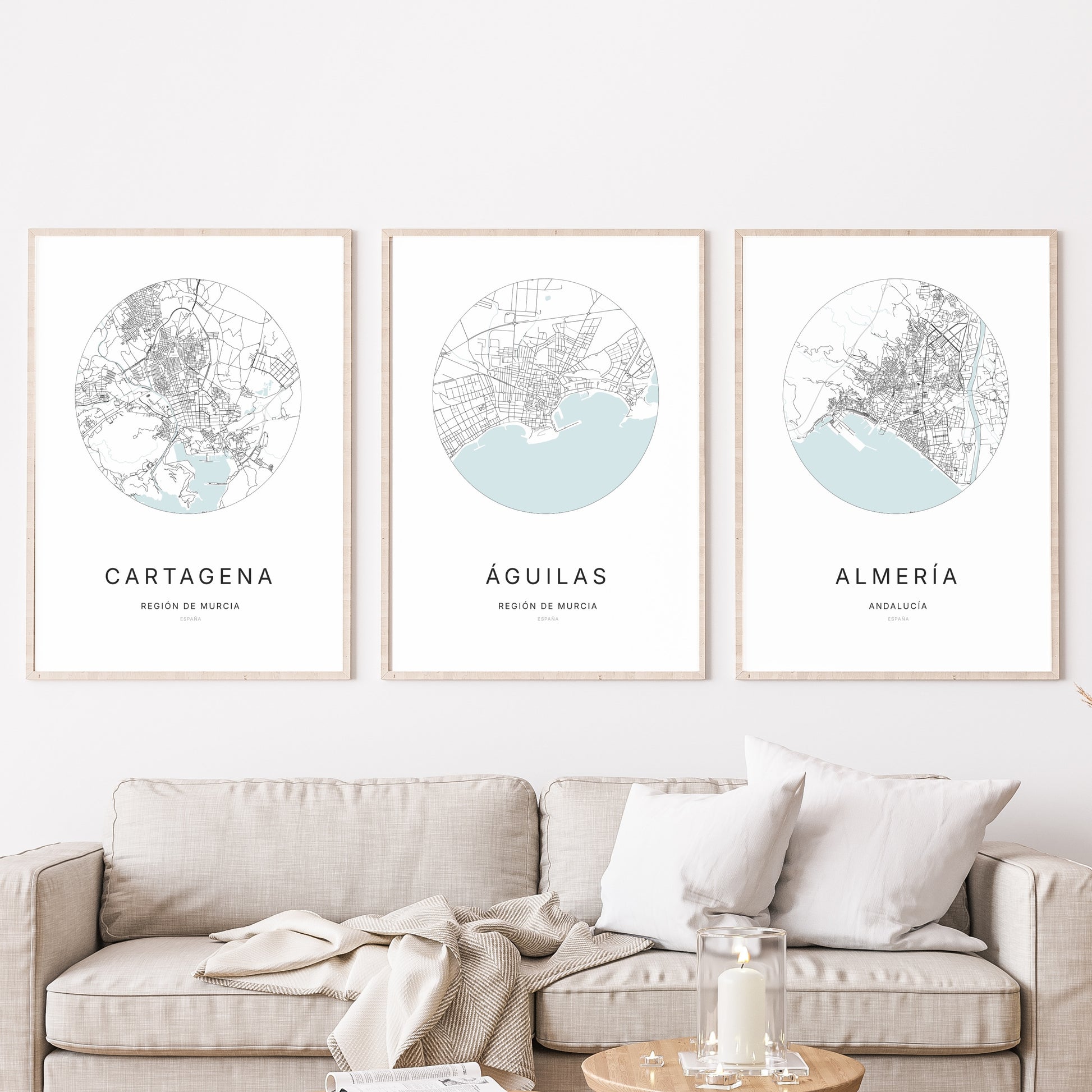 Trio d'affiches d'Águilas, Cartagena et Almería dans un salon.