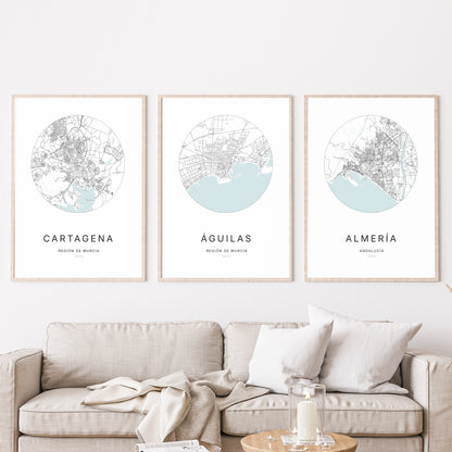 Trio d'affiches d'Águilas, Cartagena et Almería dans un salon.