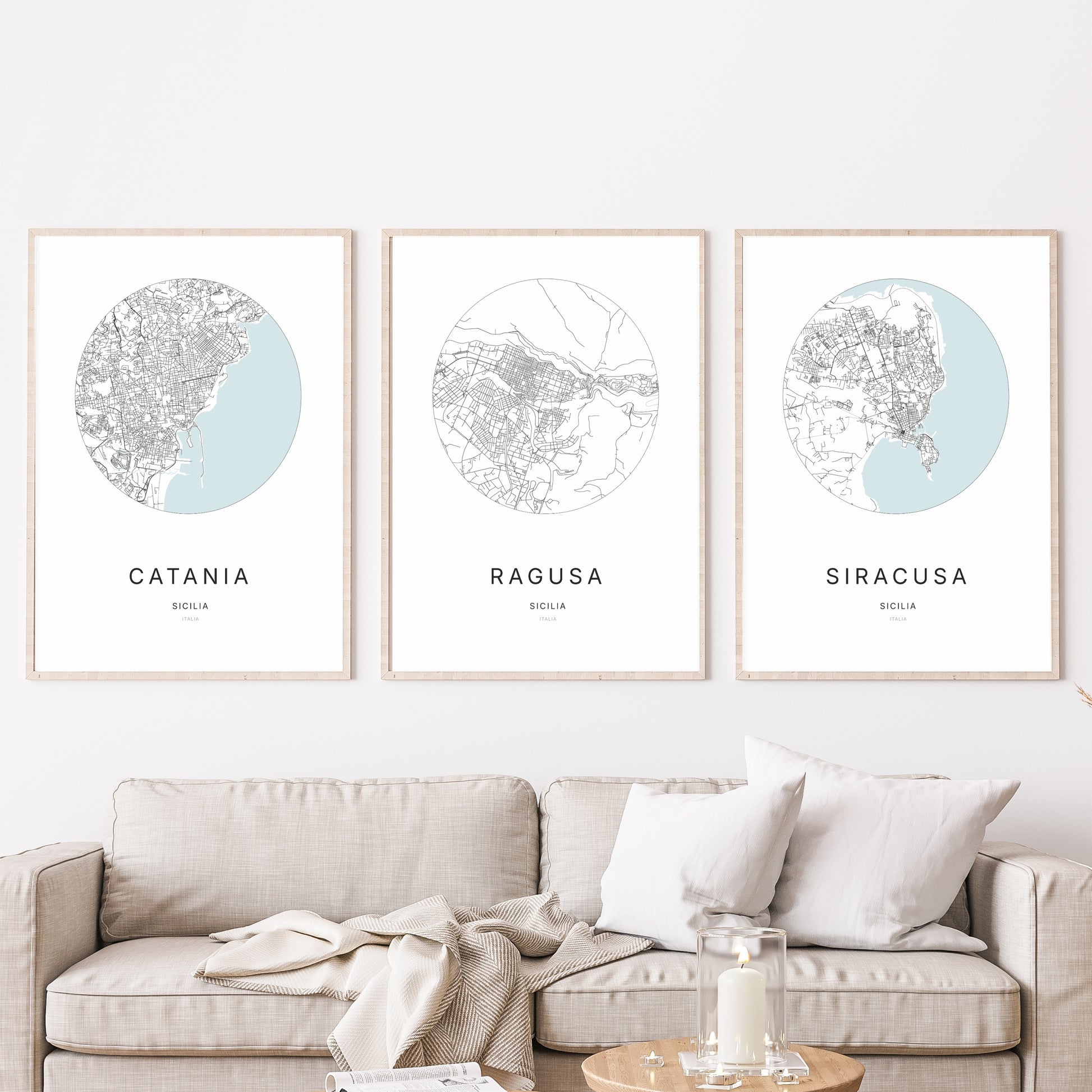 Trio d'affiches de Ragusa, Catania et Siracusa dans un salon.