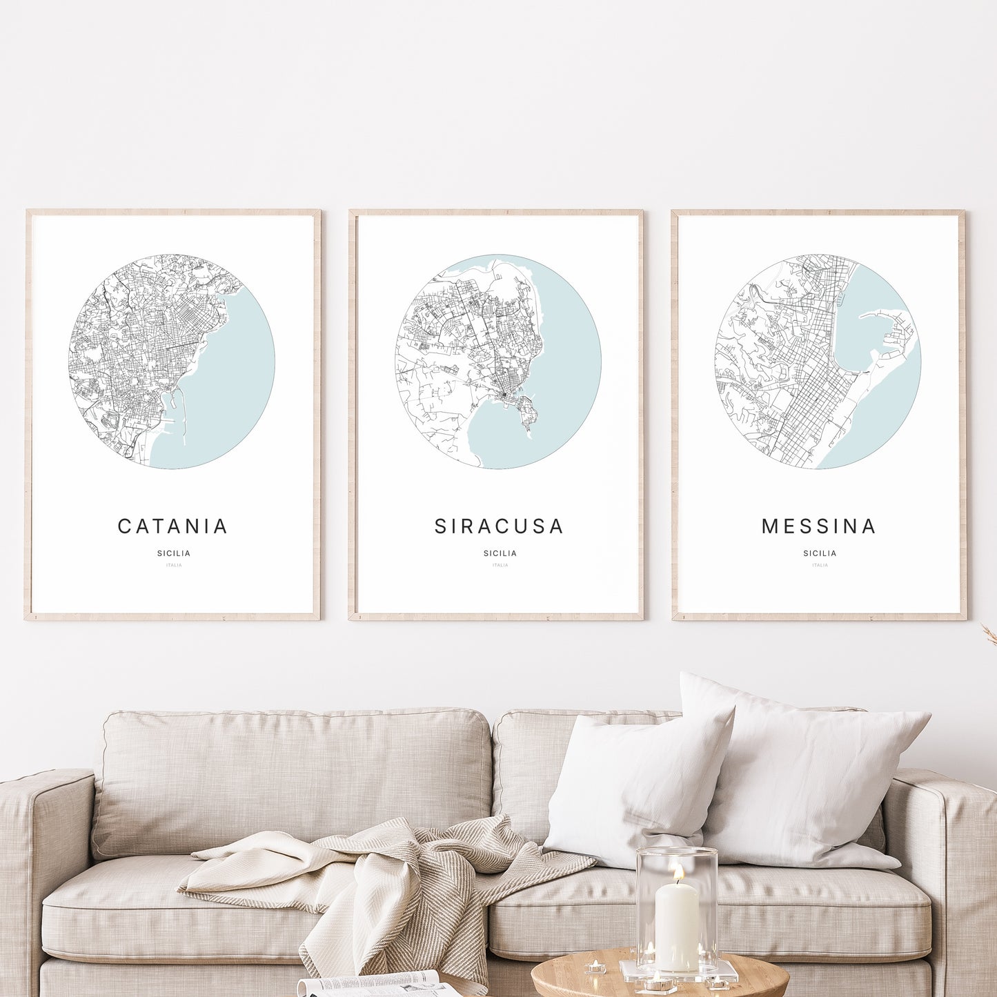 Trio d'affiches de Siracusa, Catania et Messina dans un salon.