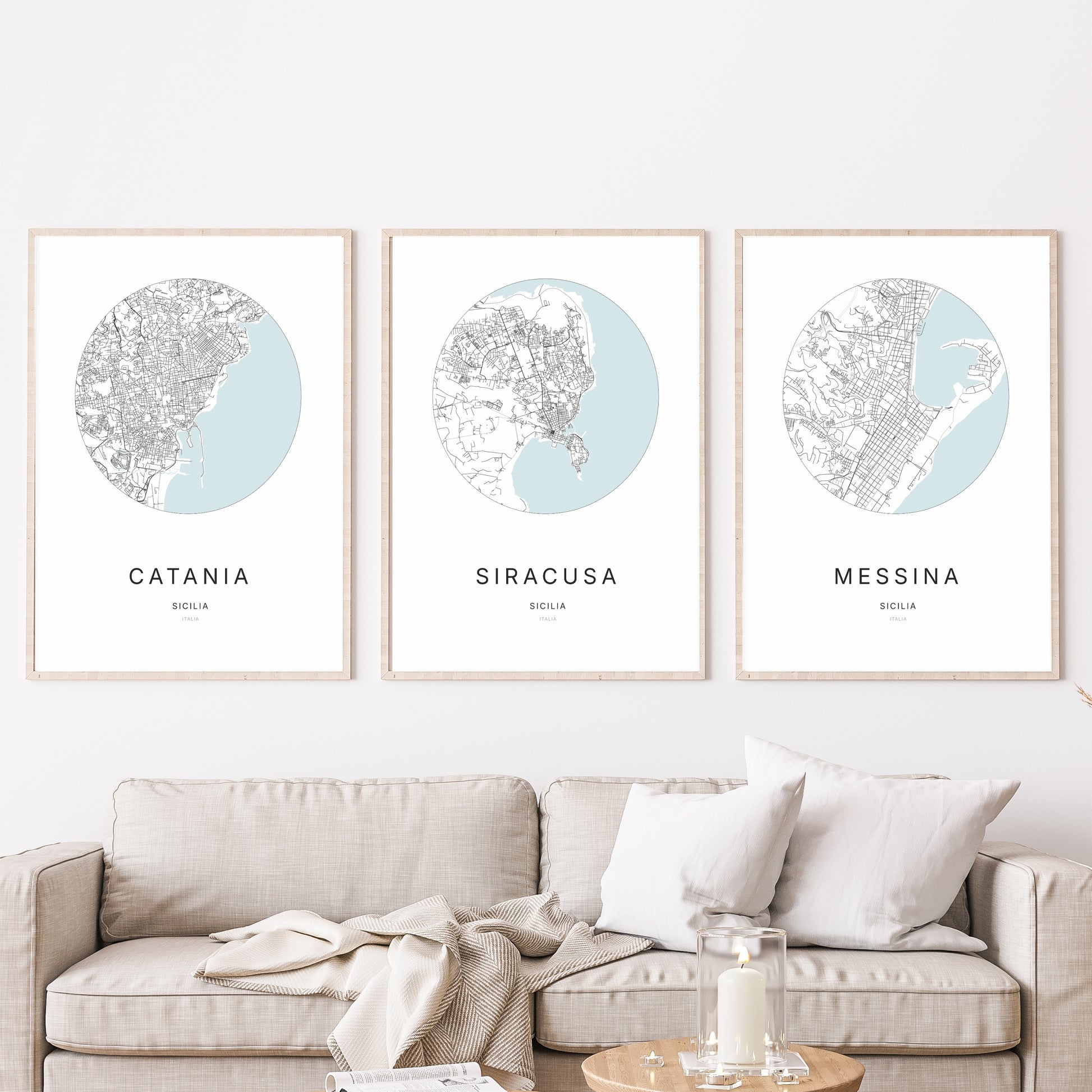 Trio d'affiches de Siracusa, Catania et Messina dans un salon.