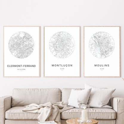 Trio d’affiches de Montluçon, Clermont-Ferrand et Moulins dans un salon.