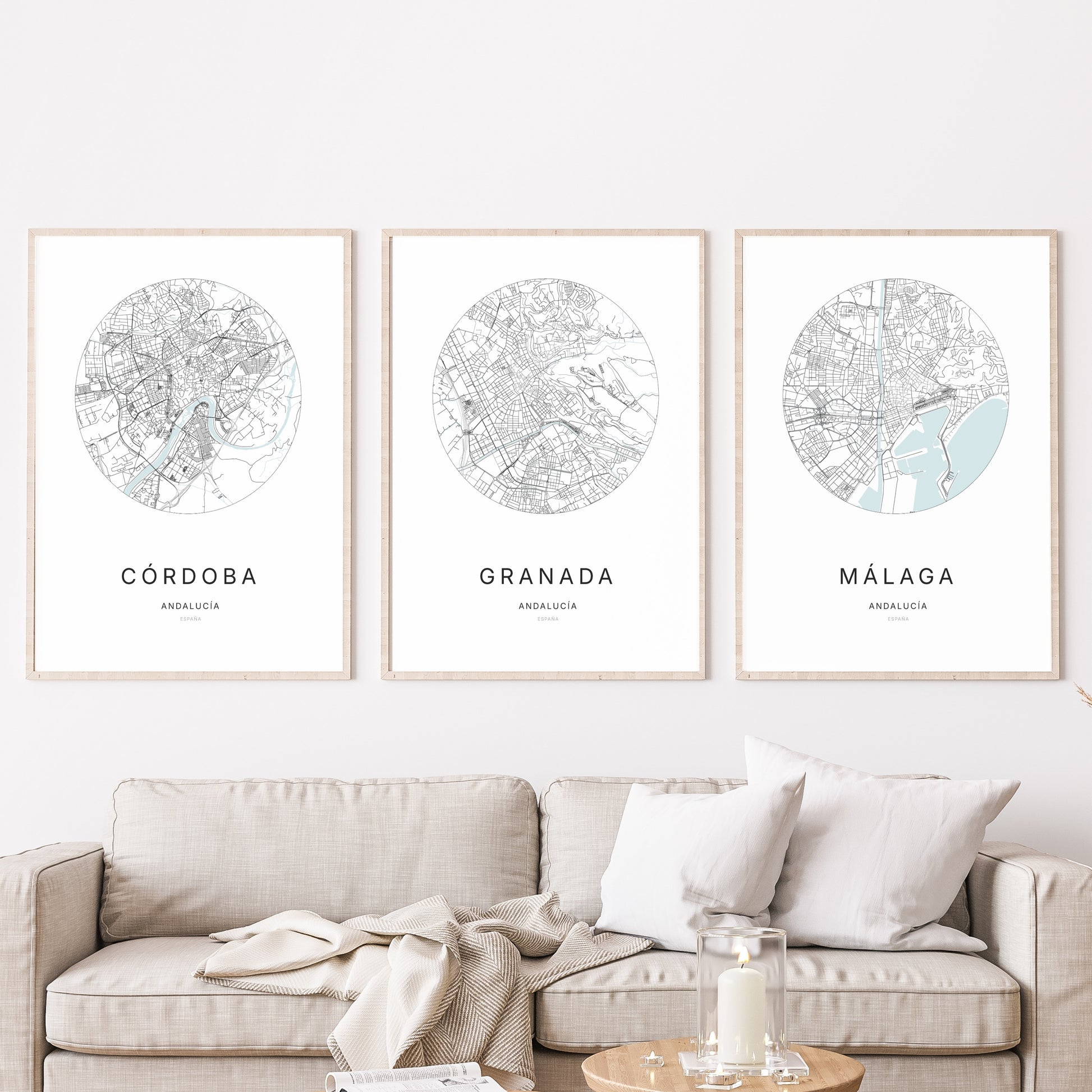 Trio d'affiches de Granada, Córdoba et Málaga dans un salon.