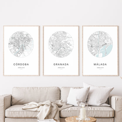 Trio d'affiches de Granada, Córdoba et Málaga dans un salon.