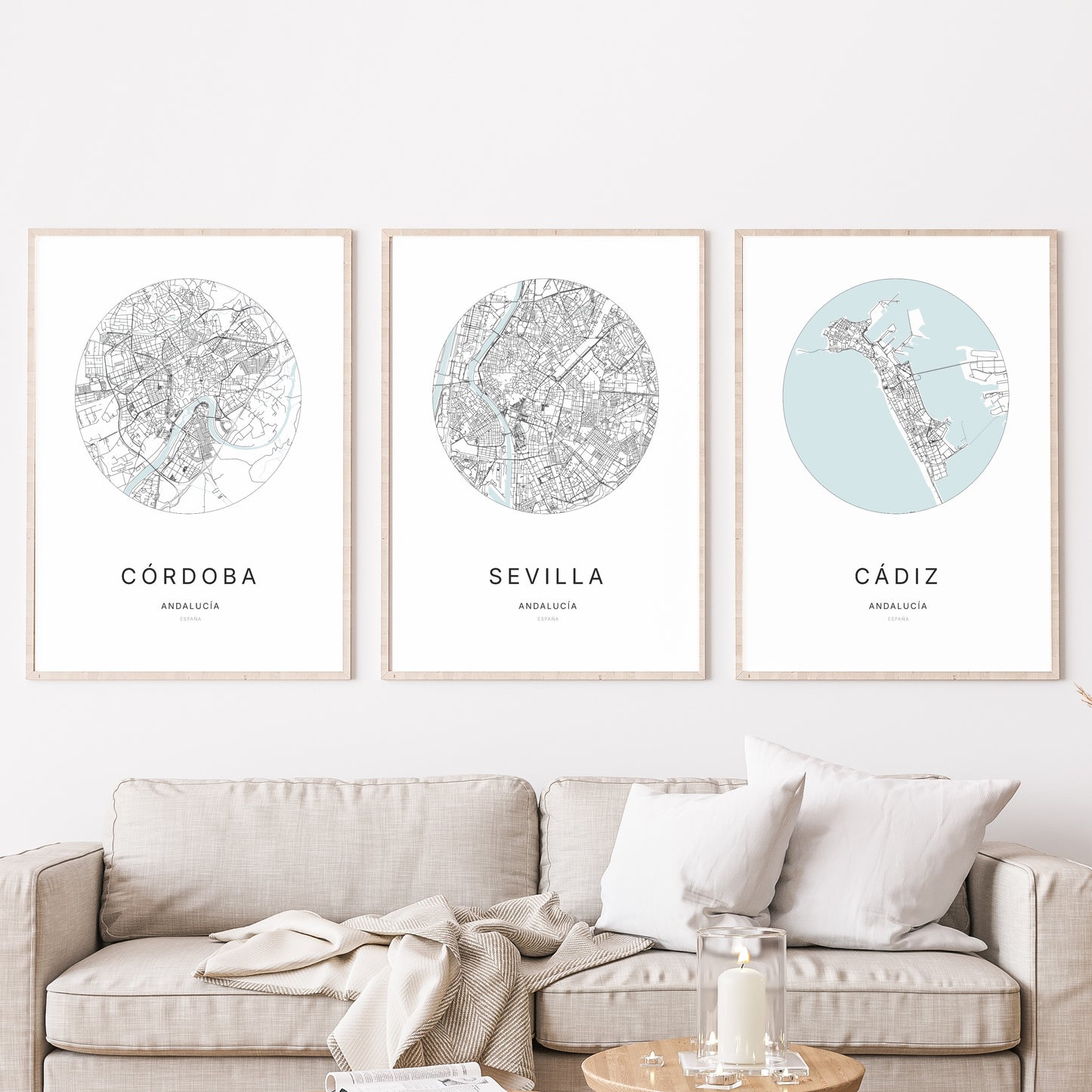 Trio d'affiches de Sevilla, Córdoba et Cádiz dans un salon.