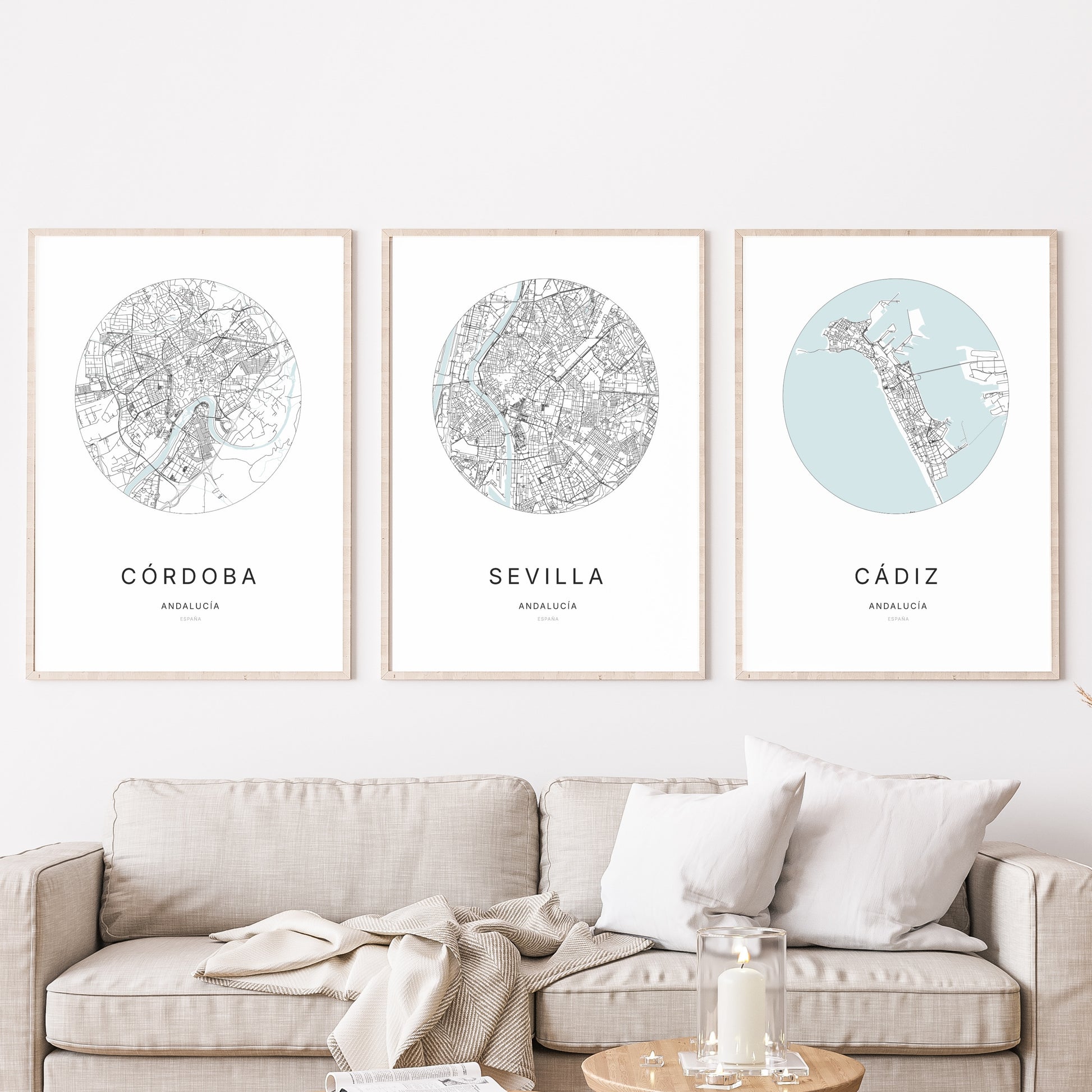 Trio d'affiches de Sevilla, Córdoba et Cádiz dans un salon.