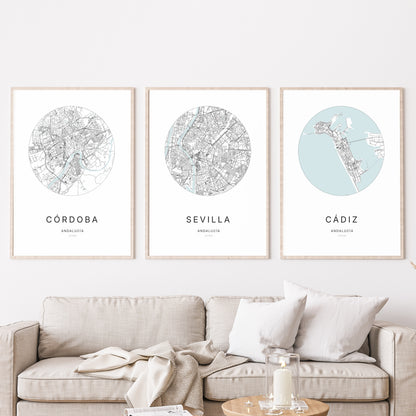 Trio d'affiches de Sevilla, Córdoba et Cádiz dans un salon.