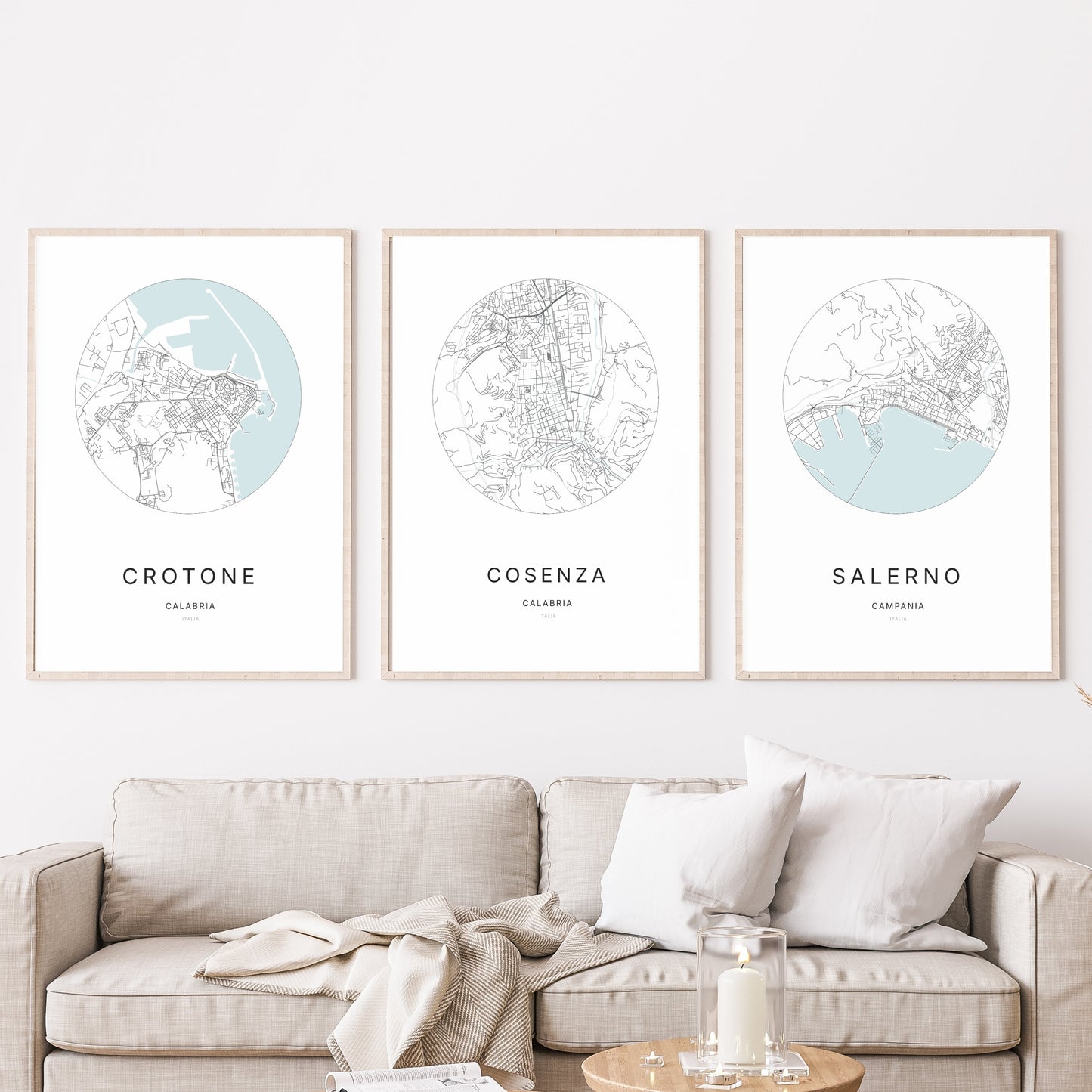 Trio d’affiches de Cosenza, Crotone et Salerno dans un salon.