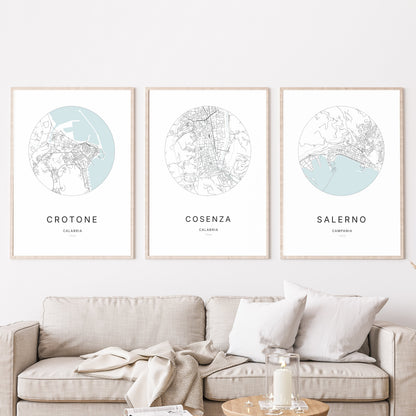 Trio d’affiches de Cosenza, Crotone et Salerno dans un salon.