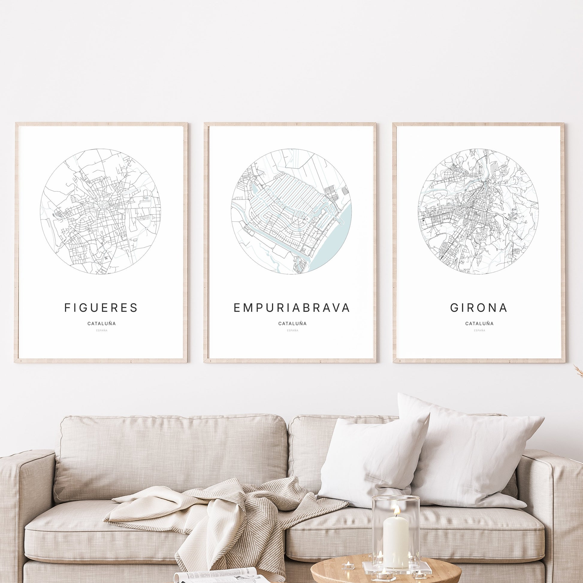 Trio d'affiches d'Empuriabrava, Figueres et Girona dans un salon.