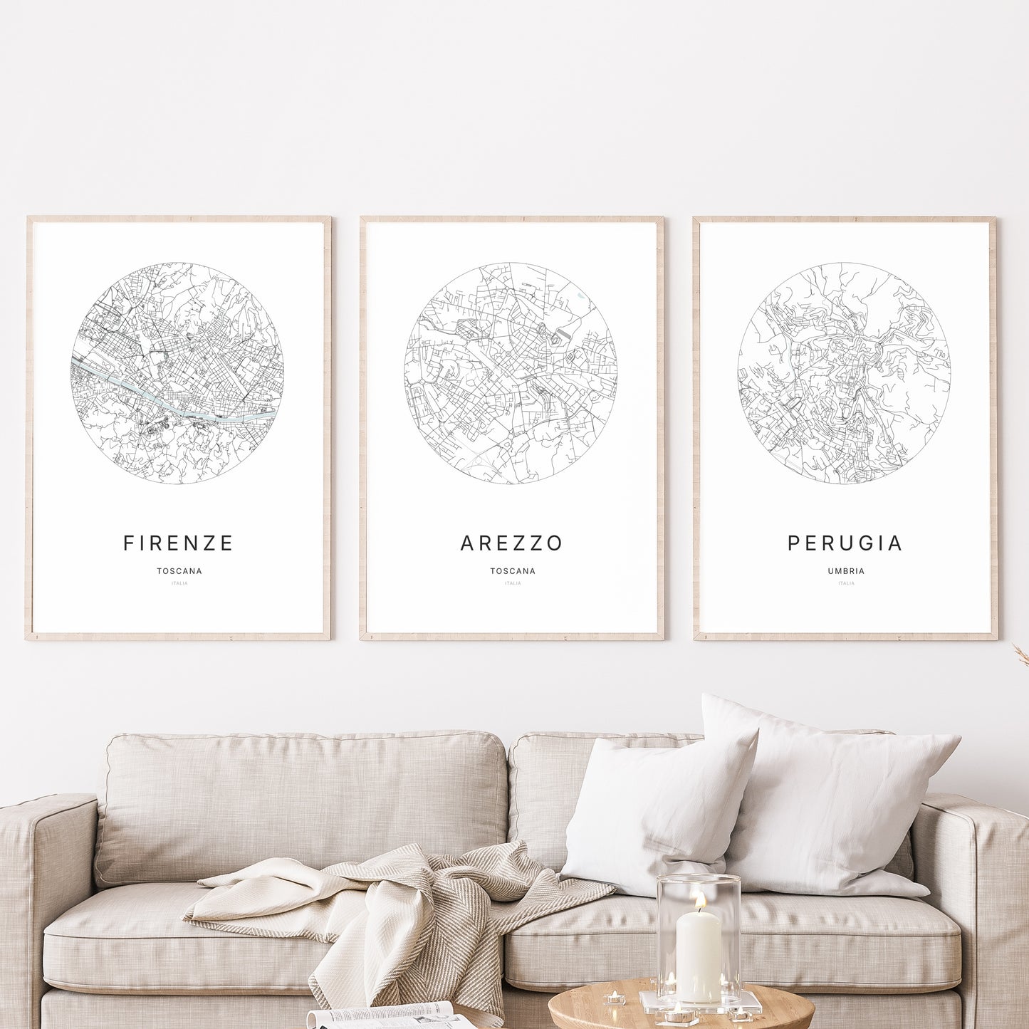 Trio d'affiches de Arezzo, Firenze et Perugia dans un salon.