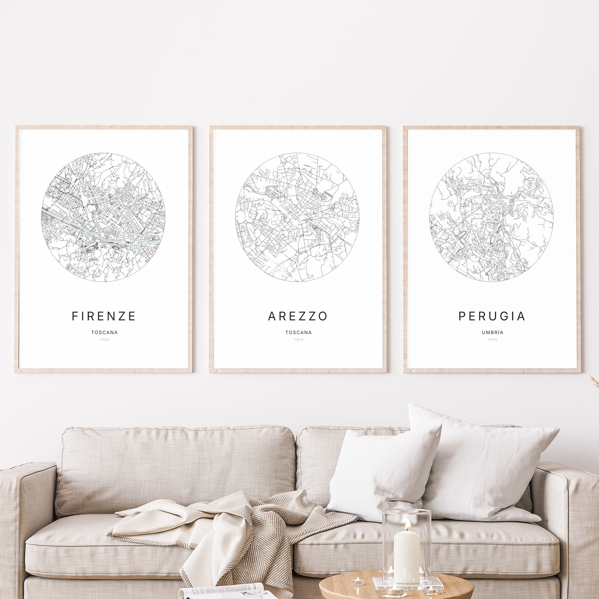 Trio d'affiches de Arezzo, Firenze et Perugia dans un salon.
