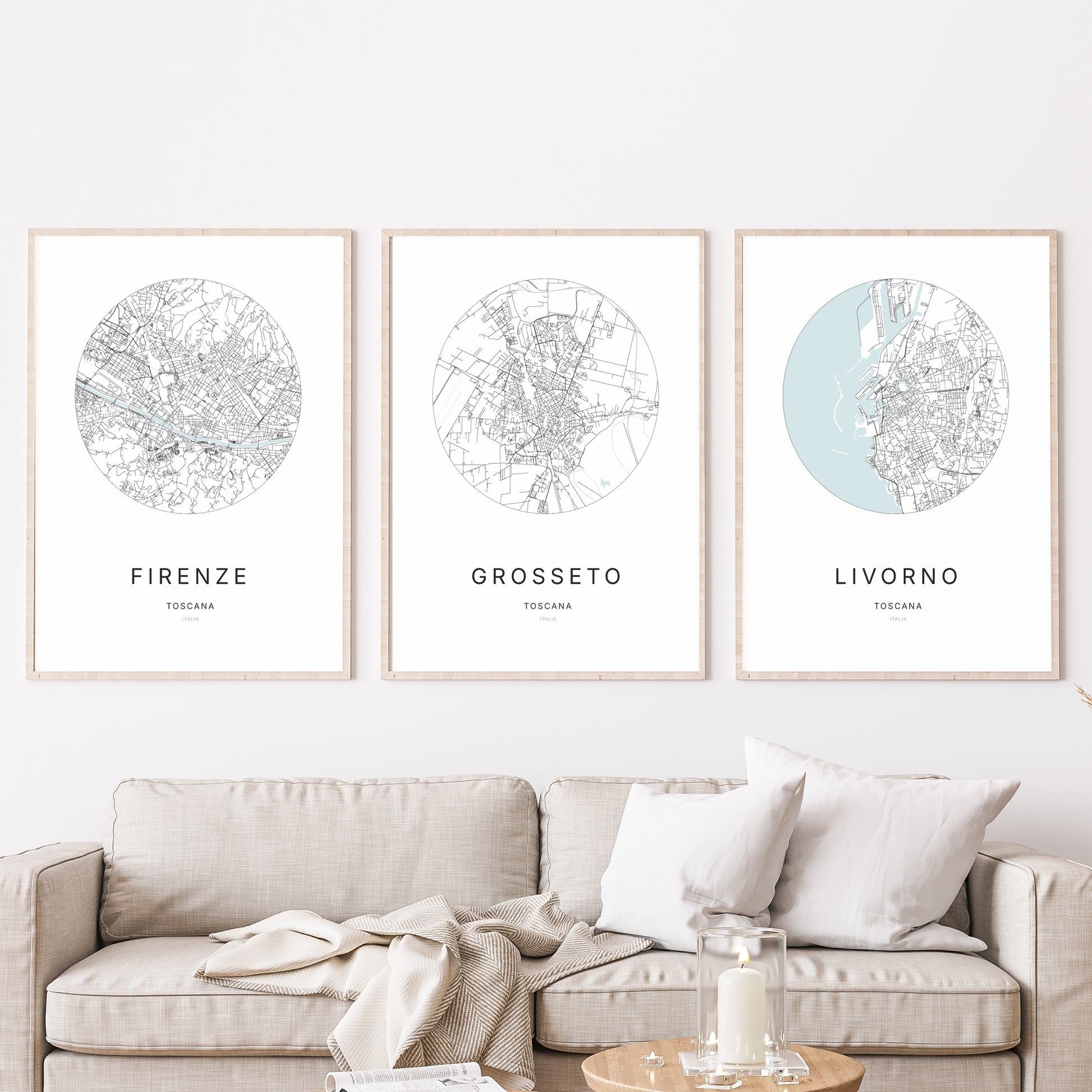 Trio d'affiches de Grosseto, Firenze et Livorno dans un salon.