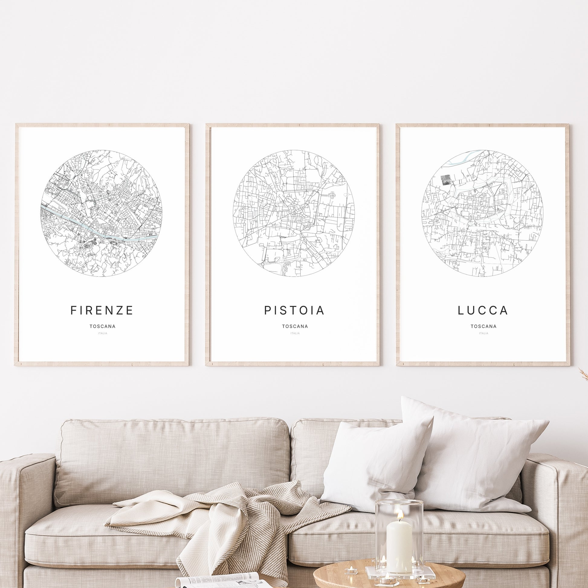 Trio d'affiches de Pistoia, Firenze et Lucca dans un salon.