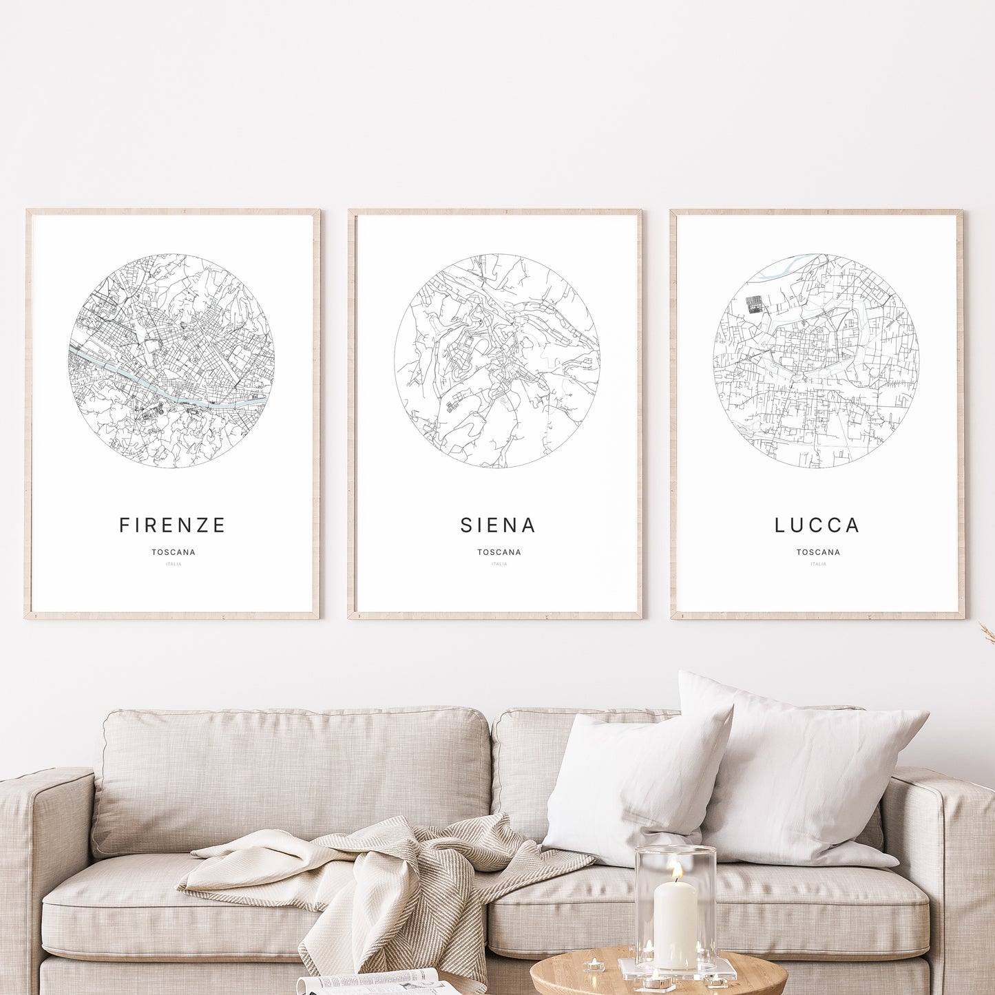 Trio d'affiches de Siena, Firenze et Lucca dans un salon.
