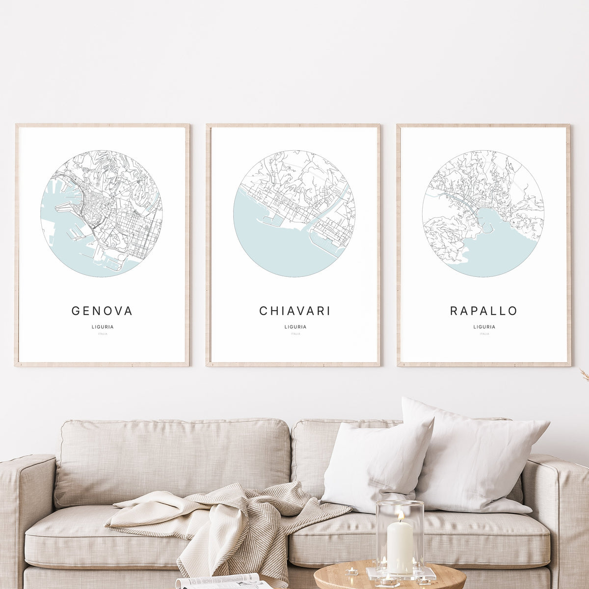 Trio d'affiches de Chiavari, Genova et Rapallo dans un salon.