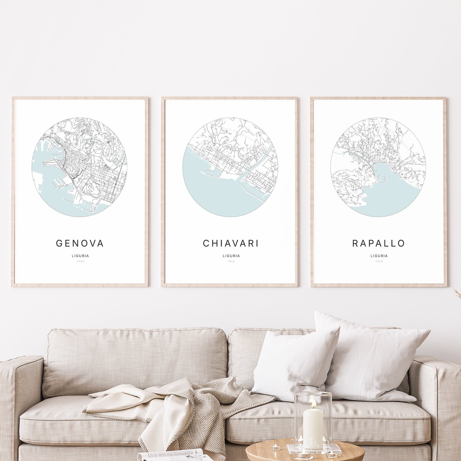 Trio d'affiches de Chiavari, Genova et Rapallo dans un salon.