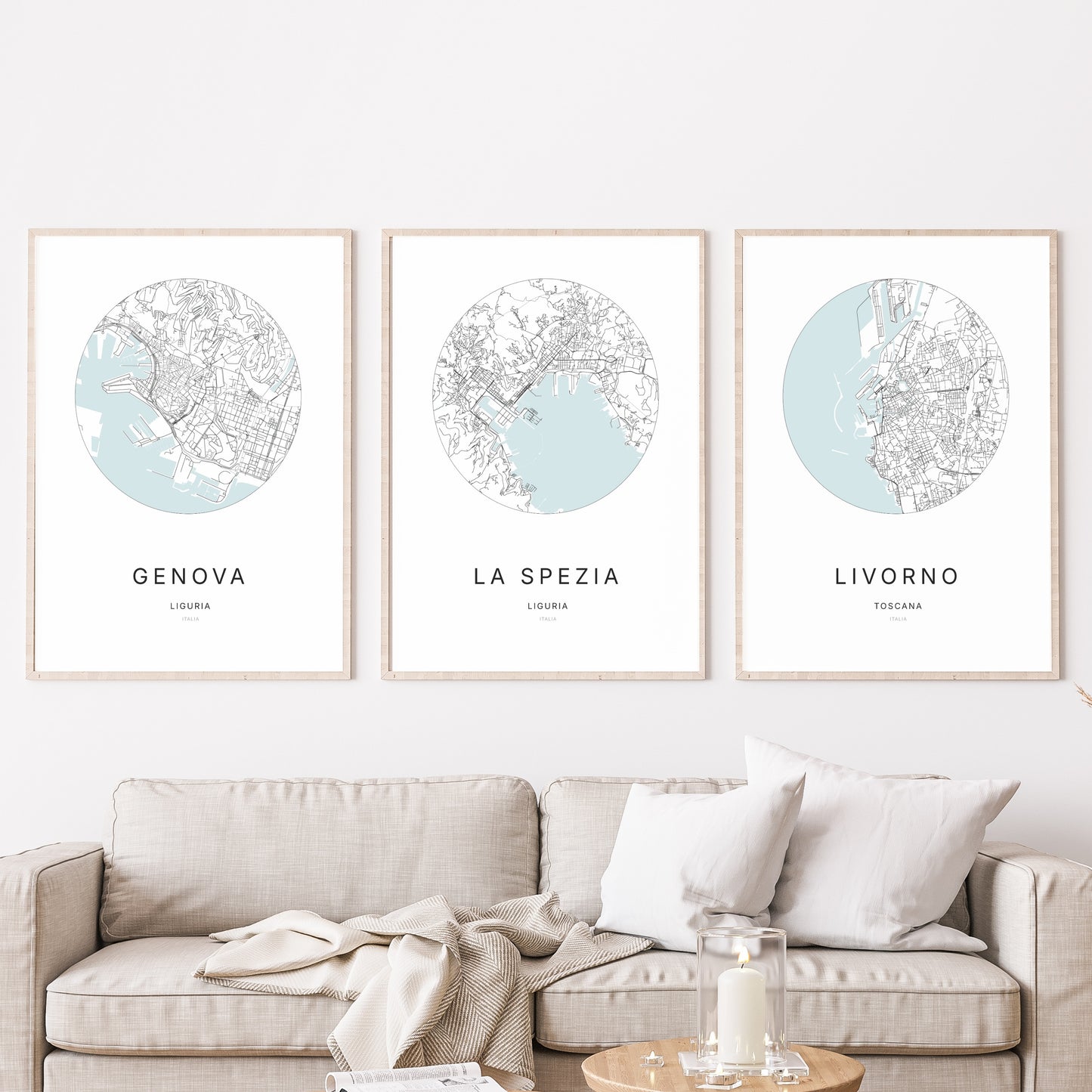 Trio d'affiches de La Spezia, Genova et Livorno dans un salon.