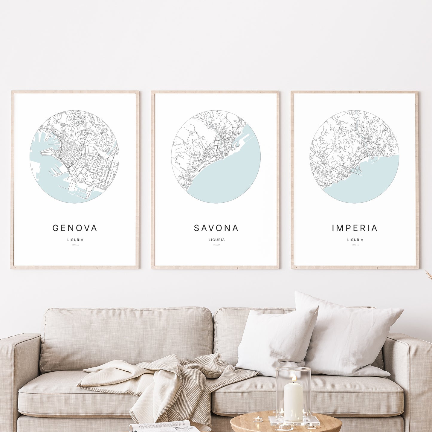 Trio d'affiches de Savona, Genova et Imperia dans un salon.