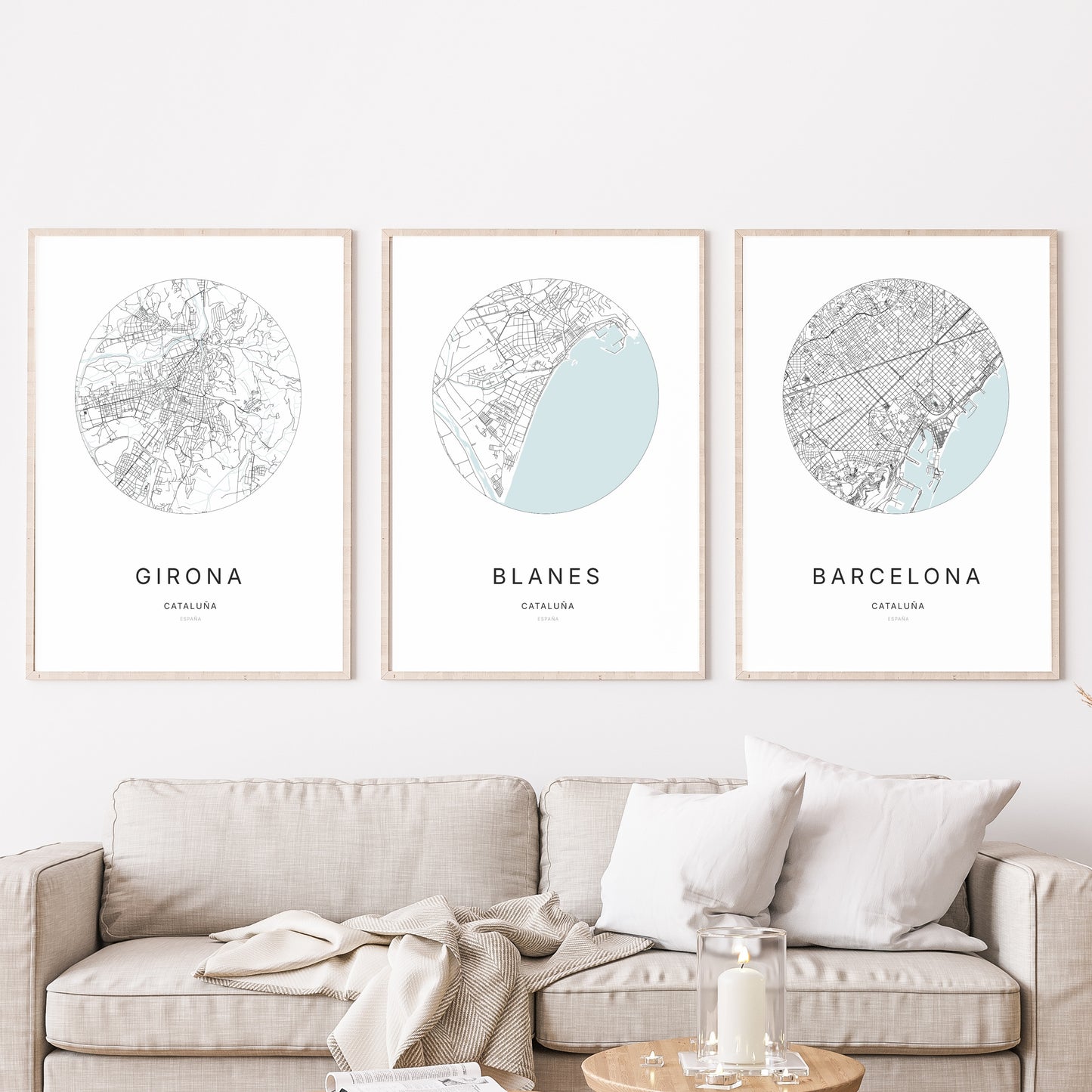 Trio d'affiches de Blanes, Girona et Barcelona dans un salon.
